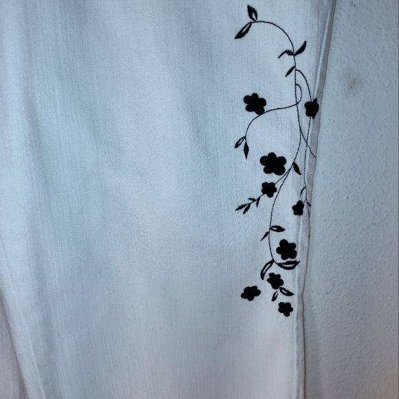Christopher & Banks Stretch White and Black Bordered Flowers Size 8 - Picture 5 of 15